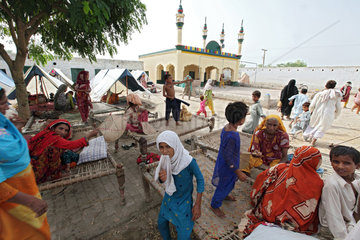 Muzaffargarh  Pakistan  Frauen und Kinder haben Schutz vor einer Moschee gefunden