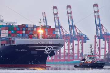Hamburg  Deutschland  Containerschiff Hanjin Europe mit Hafenschlepper im Hamburger Hafen