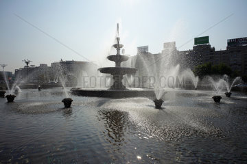 Bukarest  Rumaenien  der Springbrunnen am Platz der Einheit (Piata Unirii) im Gegenlicht