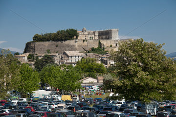 Grignan  Frankreich  Blick auf die Stadtanlage mit dem Schloss
