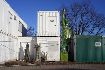 Berlin  Deutschland  Nachbildung der Freiheitsstatue steht zwischen Containern