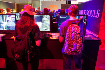 Koeln  Deutschland  Jugendliche spielen Computerspiele auf der Messe Gamescom
