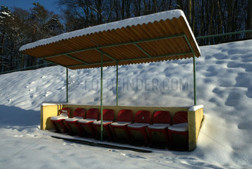 Bad Freienwalde  Deutschland  winterliche Stimmung am Rande eines schneebedeckten Fussballplatzes