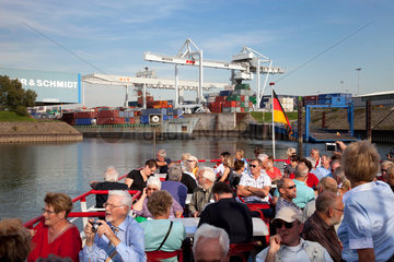 Duisburg  Deutschland  Touristen bei einer Hafenrundfahrt