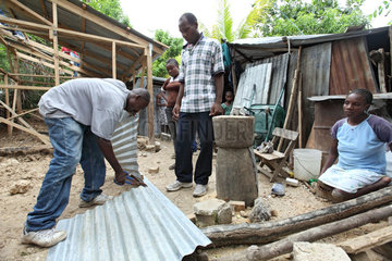 Leogane  Haiti  Wiederaufbau von Unterkuenften fuer Erdbebenopfer