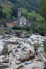 Lavertezzo  Schweiz  Blick ueber die Verzasca mit der Dorfkirche von Lavertezzo im Hintergrund