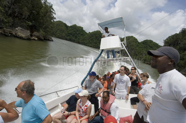 Sanchez  Dominikanische Republik  Touristenboot im Nationalpark Los Haitises