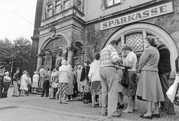Waehrungsunion mit der DDR  Warteschlange vor Sparkasse  1990