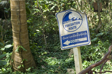 Kathu  Thailand  Tsunami-Rettungsweg-Hinweis am Strand