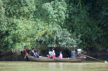 Phang-nga  Thailand  Einheimische unterwegs mit einem Longtailboot