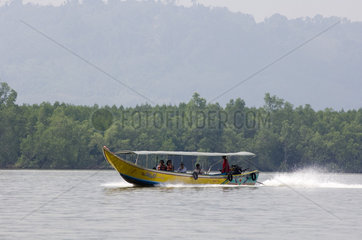 Phang-nga  Thailand  unterwegs mit einem Longtailboot