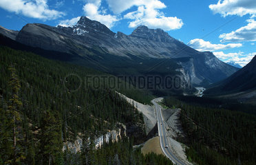 Banff  Kanada  der Icefield Parkway fuehrt durch die Rocky Mountains