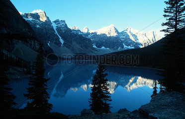Banff  Kanada  Morgenstimmung am Moraine Lake