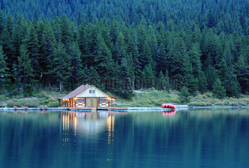 Jasper  Kanada  Bootshaus am Maligne Lake