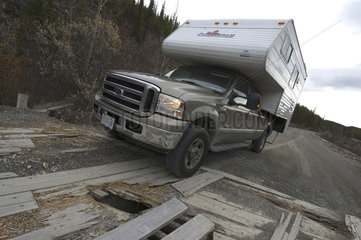 Dawson Creek  Kanada  Truck Camper auf einer Schotterpiste