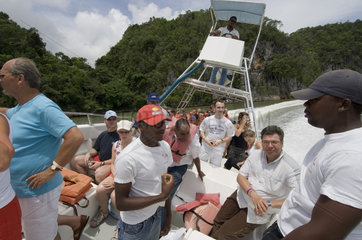 Sanchez  Dominikanische Republik  Touristenboot im Nationalpark Los Haitises