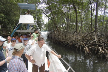 Sanchez  Dominikanische Republik  Touristenboot faehrt durch ein Mangrovenwald