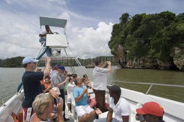 Sanchez  Dominikanische Republik  Touristenboot faehrt zum Nationalpark Los Haitises