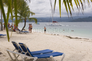 Sanchez  Dominikanische Republik  Badegaeste am Strand der Insel Cayo Levantado