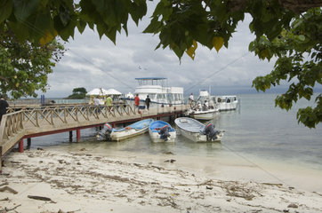 Sanchez  Dominikanische Republik  die Insel Cayo Levantado in der Samana-Bucht
