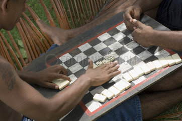 Sanchez  Dominikanische Republik  Einheimische spielen Domino