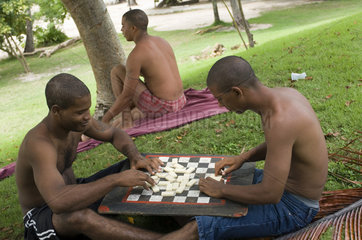 Sanchez  Dominikanische Republik  Einheimische spielen Domino