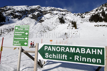 Berwang  Oesterreich  Wegweiser im Skigebiet Skischaukel Berwangertal