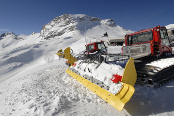 Grainau  Deutschland  Pistenraupen im Skigebiet Zugspitzplatt