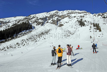 Berwang  Oesterreich  Skifahrer im Skigebiet Skischaukel Berwangertal