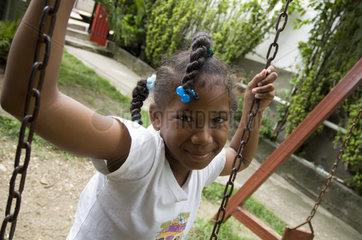 Puerto Plata  Dominikanische Republik  Maedchen auf einem Spielplatz