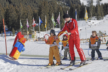 Berwang  Oesterreich  Schischule im Skigebiet Skischaukel Berwangertal