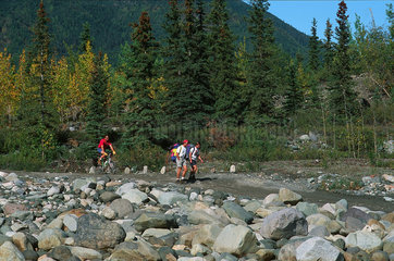 McCarthy  USA  Besucher ueberqueren einen Fluss im Wrangell-St.-Elias-Nationalpark