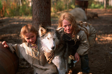 McCarthy  USA  Kinder mit ihrem Hund auf einem Grundstueck