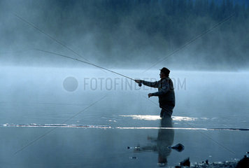 Jasper  Kanada  Angler am Morgen im Maligne Lake