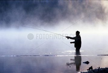 Jasper  Kanada  Angler am Morgen im Maligne Lake