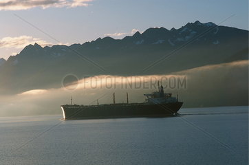 Valdez  USA  ein Frachtschiff in der Prinz-William-Sund