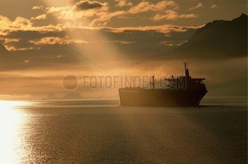 Valdez  USA  ein Frachtschiff in der Prinz-William-Sund