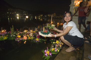 Phuket  Thailand  Menschen beim Lichterfest Loi Kratong