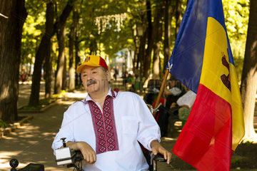 Chisinau  Moldau  Rollstuhlfahrer am Tag der Unabhaengigkeit