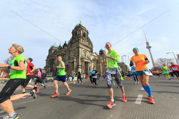 Berlin  Deutschland  Laeufer beim Berliner Halbmarathon