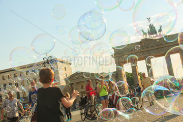 Berlin  Deutschland  Kinder spielen am Brandenburger Tor mit Seifenblasen