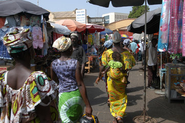 Banjul  Gambia  Einheimische auf dem Albert Market
