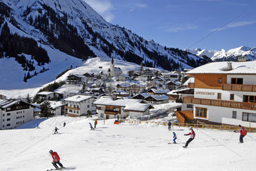 Berwang  Oesterreich  Skifahrer im Skigebiet Skischaukel Berwangertal