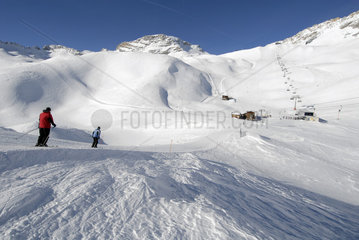 Grainau  Deutschland  Skifahrer im Skigebiet Zugspitzplatt