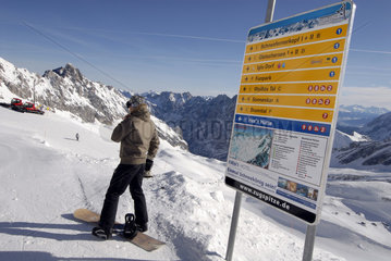 Grainau  Deutschland  Skifahrer im Skigebiet Zugspitzplatt
