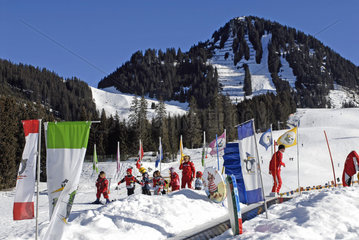 Berwang  Oesterreich  Schischule im Skigebiet Skischaukel Berwangertal