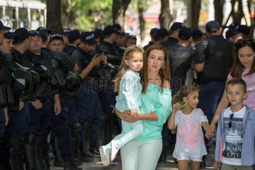 Chisinau  Moldau  Polizisten am Tag der Unabhaengigkeit