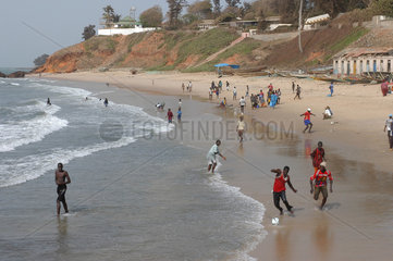 Bakau  Gambia  Einheimische am Strand von Bakau