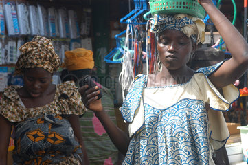 Banjul  Gambia  Einheimische auf dem Albert Market
