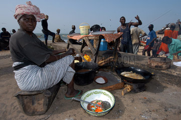 Bakau  Gambia  Einheimische auf dem Fischmarkt am Strand